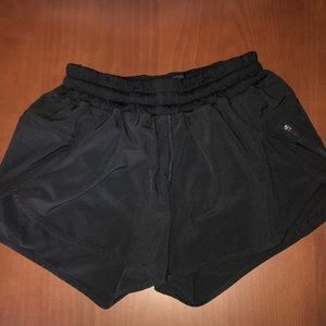 SIZE 6 USED LULU LEMON TRACKER SHORT